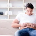 Uomo che scopre la pancia