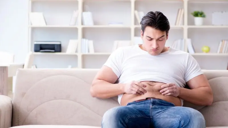 Uomo che scopre la pancia