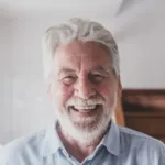 uomo capelli bianchi