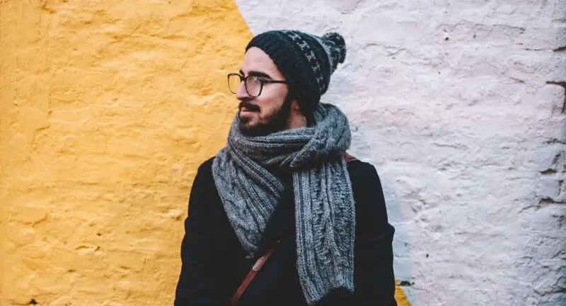 ragazzo che indossa sciarpa