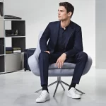 Vestito con Scarpe da Ginnastica Uomo: La Guida Completa di MoltoUomo.it per un Look Elegante e Moderno