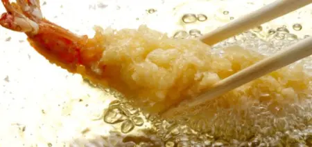 Puzza di fritto in casa: metti in una pentola a bollire questo ingrediente e risolvi tutto Puzza di fritto in cucina