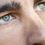 Il contorno occhi uomo è una zona delicata del viso che richiede cure specifiche per prevenire e ridurre i segni dell'invecchiament