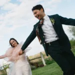 Sebbene l'attenzione sia spesso sull'abito della sposa, non possiamo non segnalare che tanti sguardi e commenti sono diretti all'abito dello sposo; contrariamente a quanto si crede, la scelta dell'abito perfetto è tanto complessa quanto la scelta dell'abito della sposa. 