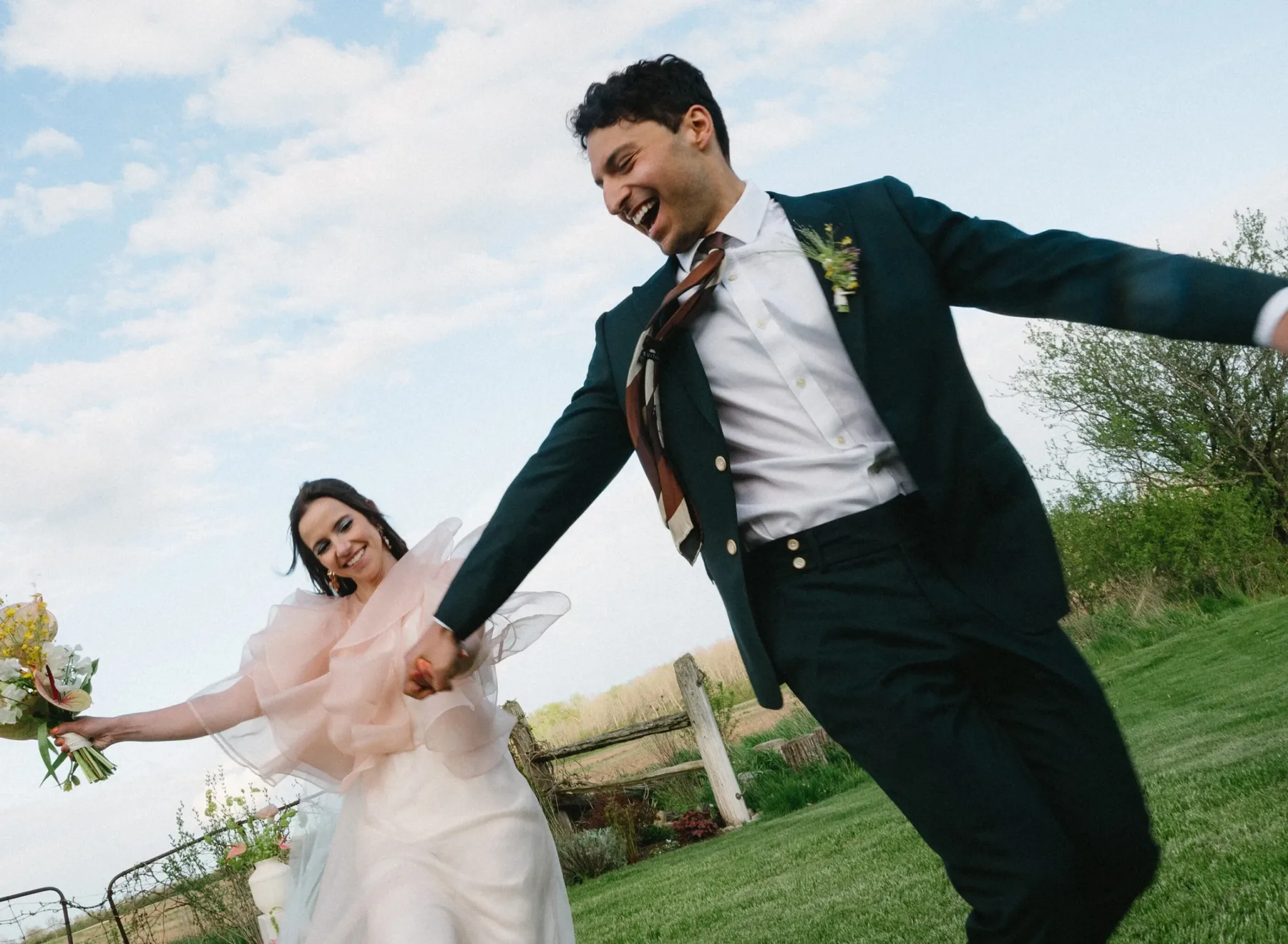 Sebbene l'attenzione sia spesso sull'abito della sposa, non possiamo non segnalare che tanti sguardi e commenti sono diretti all'abito dello sposo; contrariamente a quanto si crede, la scelta dell'abito perfetto è tanto complessa quanto la scelta dell'abito della sposa. 