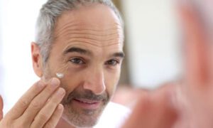 Cura della pelle per uomini di 40 anni
