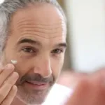 Cura della pelle per uomini di 40 anni