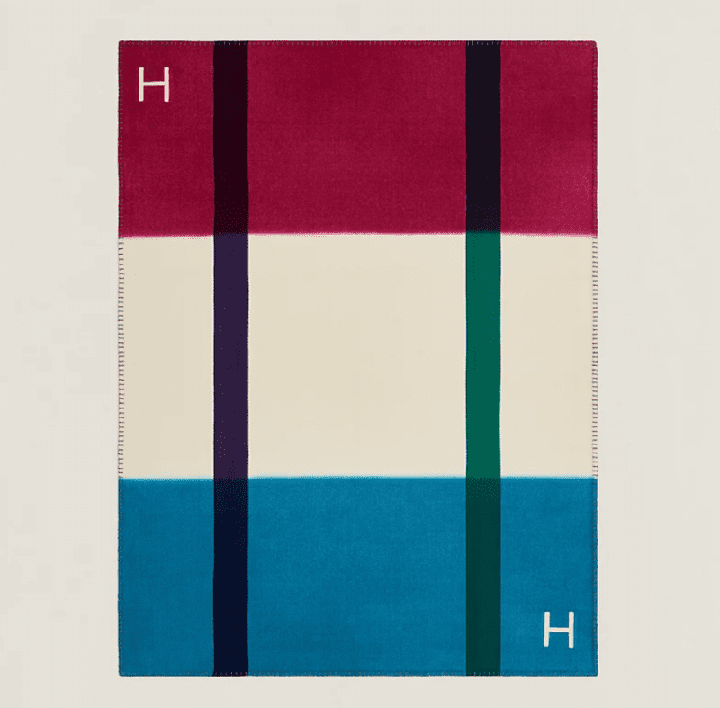 La selezione di MondoUomo.it di coperte e cuscini per vestire di lusso il divano di casa di un uomo