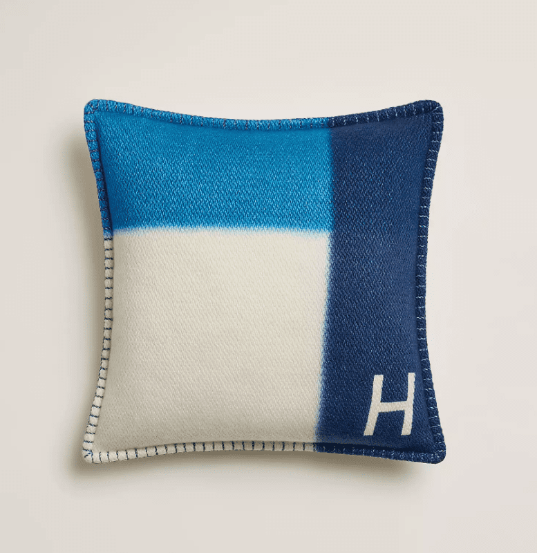 La selezione di MondoUomo.it di coperte e cuscini per vestire di lusso il divano di casa di un uomo