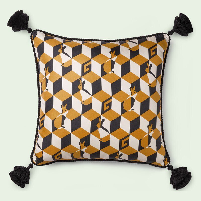 La selezione di MondoUomo.it di coperte e cuscini per vestire di lusso il divano di casa di un uomo