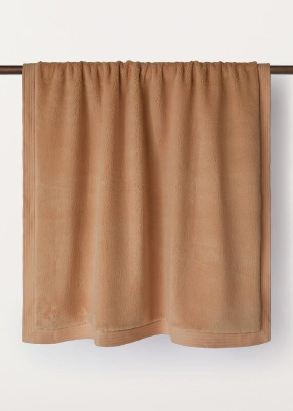 La selezione di MondoUomo.it di coperte e cuscini per vestire di lusso il divano di casa di un uomo