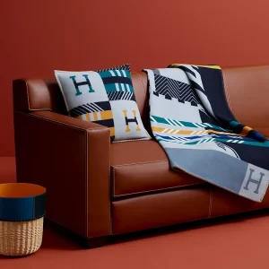 divano di casa di un uomo