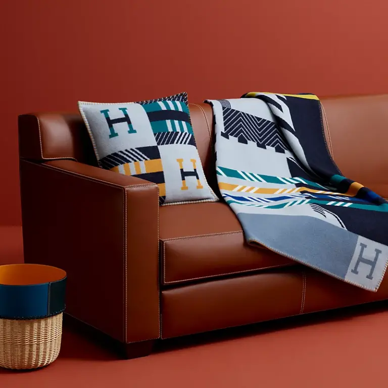 Coperte e cuscini per vestire di lusso il divano di casa di un uomo, la nostra selezione. divano di casa di un uomo