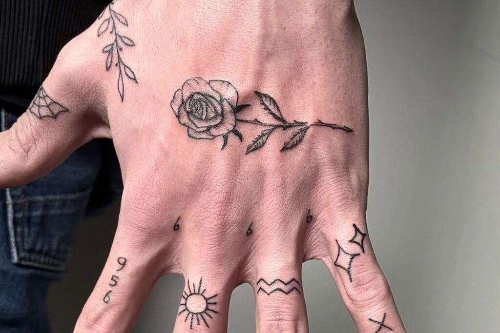 Tatuaggi sulla mano di un uomo, ecco quelli preferiti