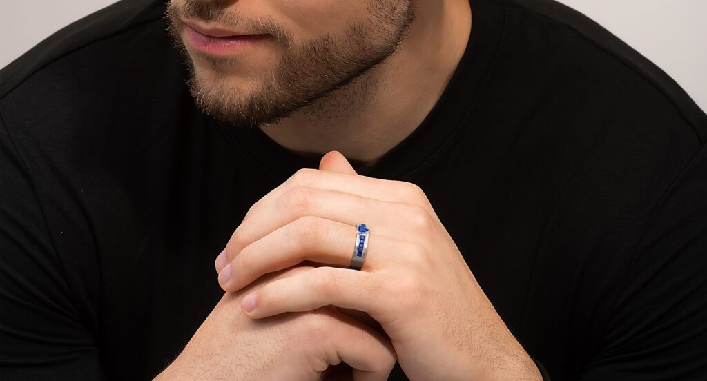 anello da uomo con pietre