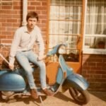 Kleidung im Mod-Stil wird als sauber, glatt und ordentlich beschrieben, mit einer sehr eleganten Einstellung und dem Flair eines Jazzclubs der 50er Jahre.