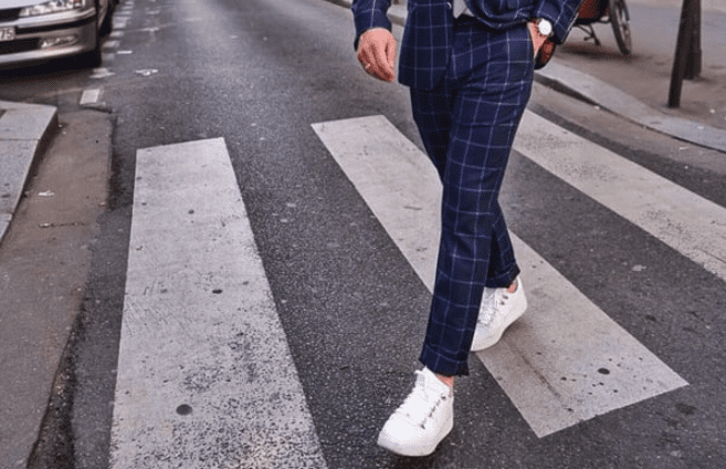 abito blu con sneakers