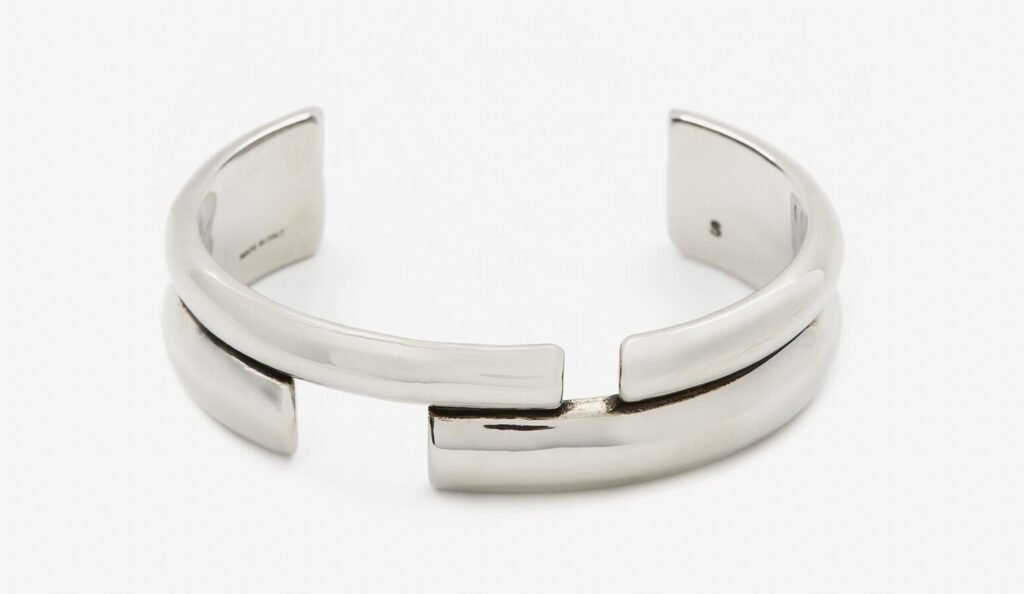 bracciali uomo tendenze 2023.. Foto alexandermcqueen.com