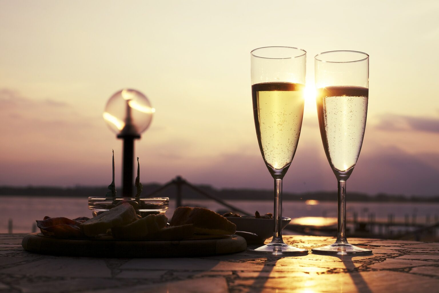 Un’estate 2023 con il botto, ovvero, W gli aperitivi in spiaggia con il Prosecco DOC aperitivi in spiaggia con il Prosecco DOC