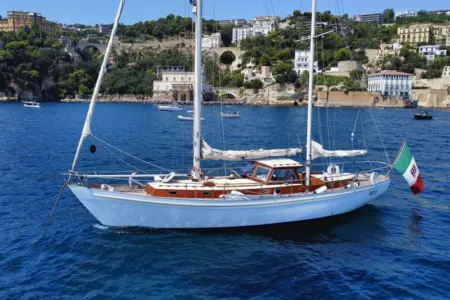 Imbarcarsi sul Pilgrim, l’icona della vela d’epoca italiana scafo a vela d'epoca pilgrim