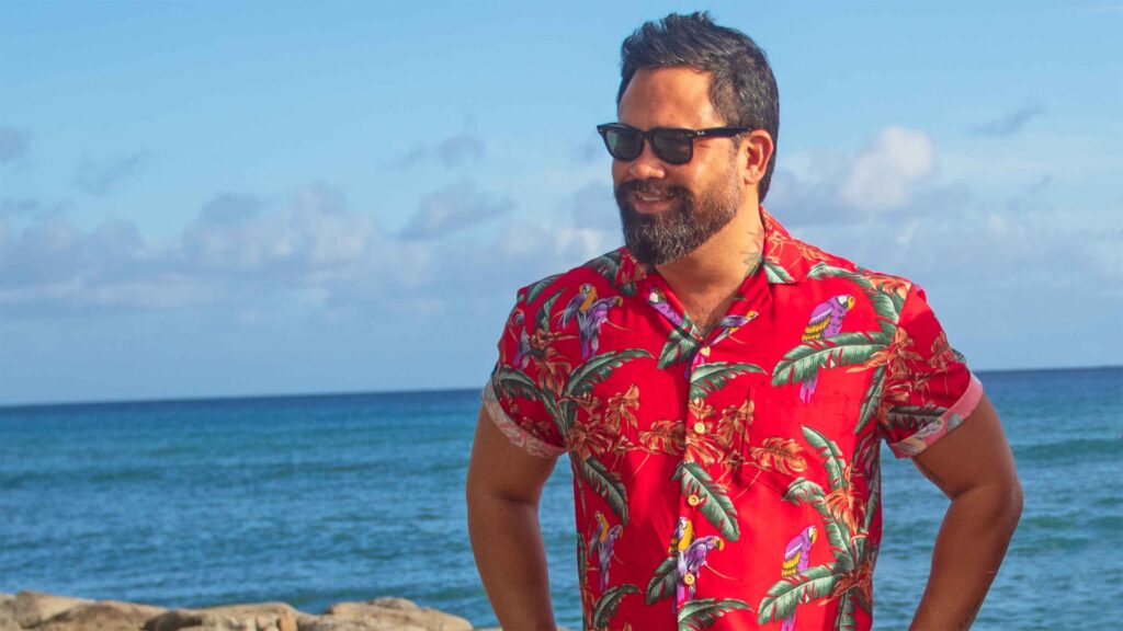 Non ci sarebbe l'estate 2023 senza indossare almeno una camicia hawaiana