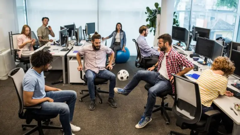 Il divertimento sul lavoro, ovvero la chiave per un’atmosfera produttiva e soddisfacente Il divertimento sul lavoro, ovvero la chiave per un'atmosfera produttiva e soddisfacente