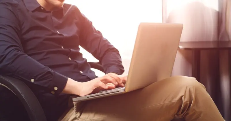 dovremmo smetterla di usare il laptop sulle gambe