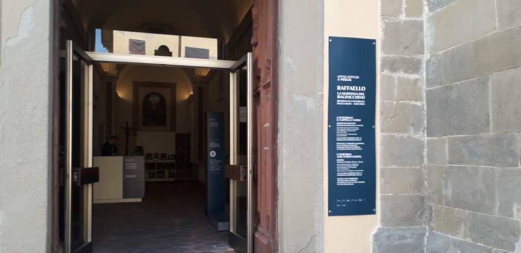 Eingang zur Ausstellung in der Kathedrale von Pescia – Credits Laura Filoni