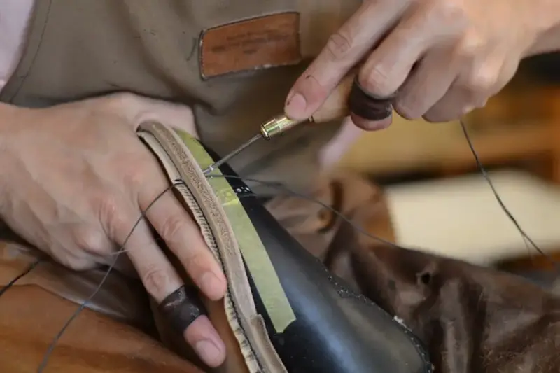 L'eleganza artigianale che calza a pennello:  MoltoUomo.it esplora il mondo delle scarpe artigianali di lusso