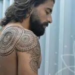 Tatuaggi Uomo in Estate: Espressione di Identità e Stile sotto il Sole