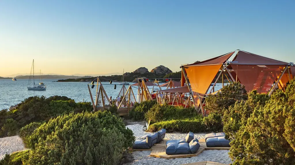 Un'Estate Indimenticabile al Cone Club Sardinia: Lusso & Relax a Picco sul Mare
