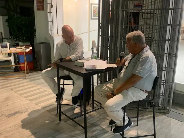 Gigi Paoli, ein florentinischer Journalist und Schriftsteller, blickt auf eine 33-jährige Karriere bei der Tageszeitung La Nazione zurück, davon 15 Jahre als Gerichtsreporter. Seit etwa zehn Jahren schreibt er zudem erfolgreich Romane für Giunti. 