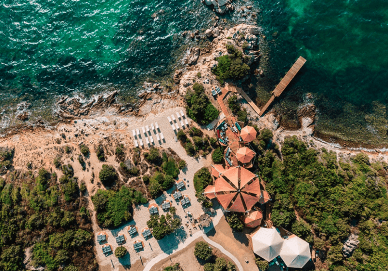 Un'Estate Indimenticabile al Cone Club Sardinia: Lusso & Relax a Picco sul Mare
