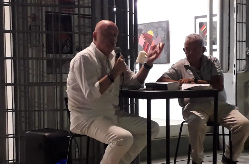 Gigi Paoli, ein florentinischer Journalist und Schriftsteller, blickt auf eine 33-jährige Karriere bei der Tageszeitung La Nazione zurück, davon 15 Jahre als Gerichtsreporter. Seit etwa zehn Jahren schreibt er zudem erfolgreich Romane für Giunti. 