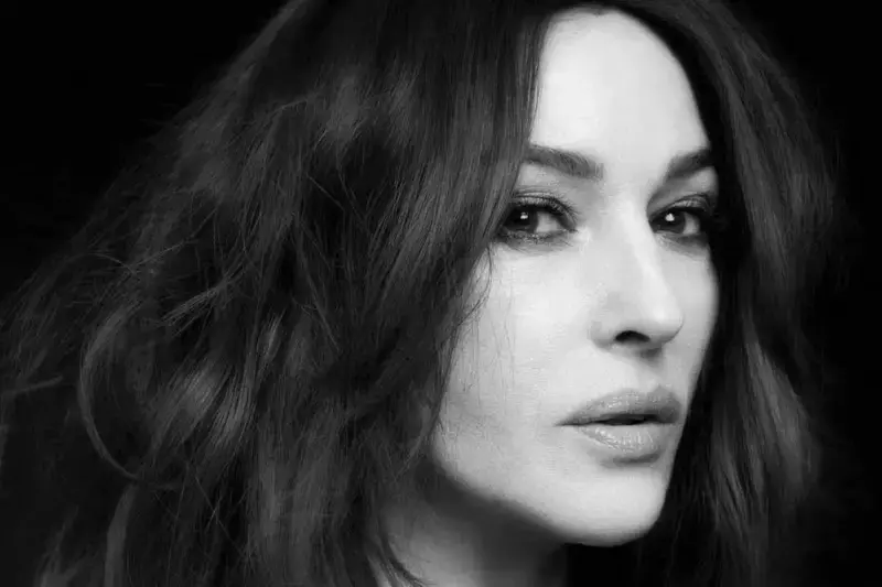 Monica Bellucci in bianco e nero