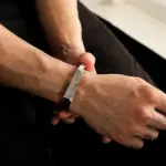 Bracciali da uomo: la guida di MoltoUomo.it alle tipologie, ai materiali ed agli abbinamenti