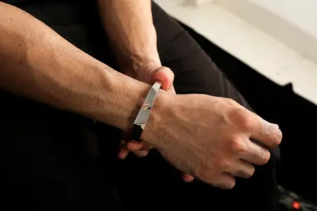Bracciali da uomo: la guida di MoltoUomo.it alle tipologie, ai materiali ed agli abbinamenti