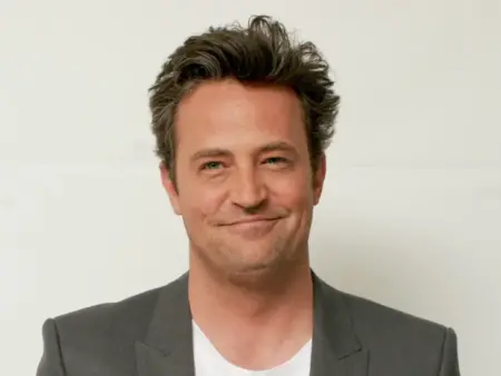Matthew Perry, l'Indimenticabile Chandler Bing di Friends, ci lascia a 54 Anni.
