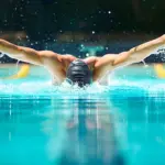 Si sa, lo sport più completo è il nuoto; riesce a far lavorare tutti i diversi muscoli del corpo e lo si pratica in acqua quindi senza imporre un sovraccarico maggiore ai muscoli.