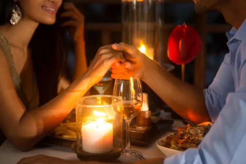 Come organizzare una serata romantica a casa: idee, consigli e ricette per stupire la tua partner.