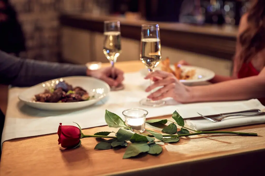 Come organizzare una serata romantica a casa: idee, consigli e ricette per stupire la tua partner.