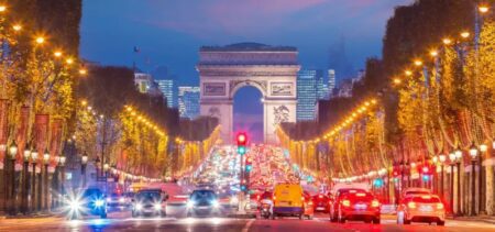 Gentili lettrici, cari lettori, il Natale 2024 è alle porte e Parigi, la città dell’amore, si prepara ad accogliere i visitatori con un’ampia gamma di eventi e attività