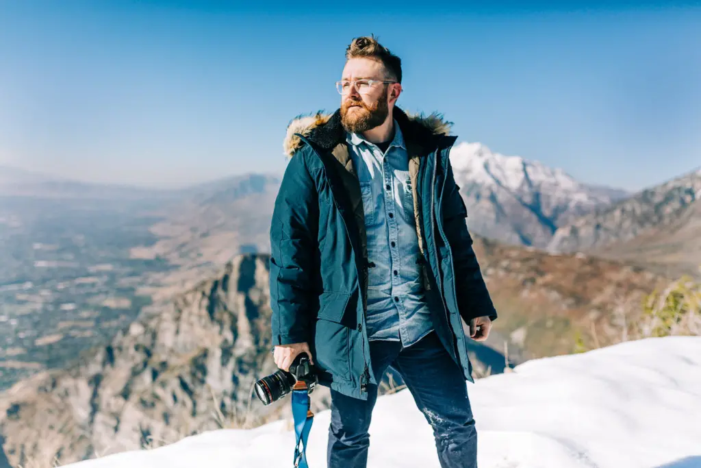 Il parka da uomo è un capo di abbigliamento versatile e funzionale, che si adatta a diverse stagioni e occasioni.