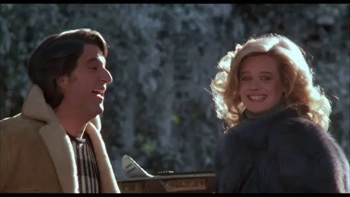 Nel dicembre del 1983, nelle sale cinematografiche italiane arrivava un film che avrebbe segnato la storia della commedia all’italiana: Vacanze di Natale, diretto da Carlo Vanzina e prodotto dalla Filmauro di Luigi ed Aurelio De Laurentiis