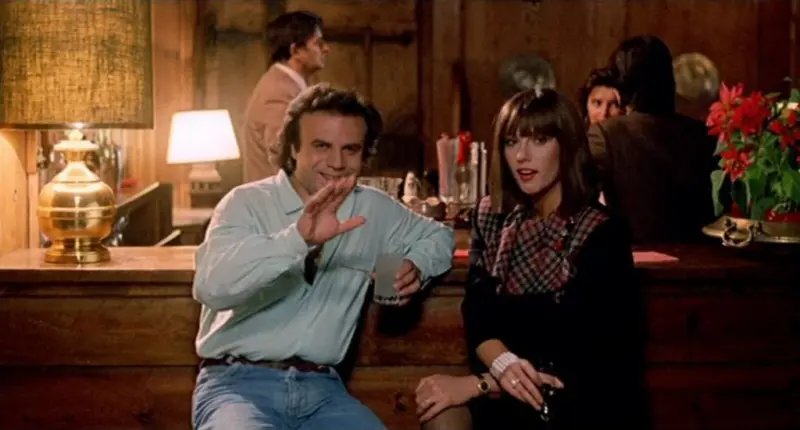 Nel dicembre del 1983, nelle sale cinematografiche italiane arrivava un film che avrebbe segnato la storia della commedia all’italiana: Vacanze di Natale, diretto da Carlo Vanzina e prodotto dalla Filmauro di Luigi ed Aurelio De Laurentiis