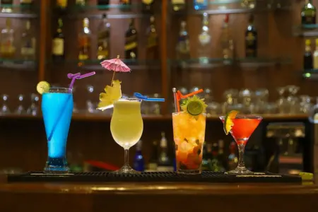 Cosa racconta la mixology, l’arte di preparare i cocktail: ecco le nuove tendenze per il 2024.