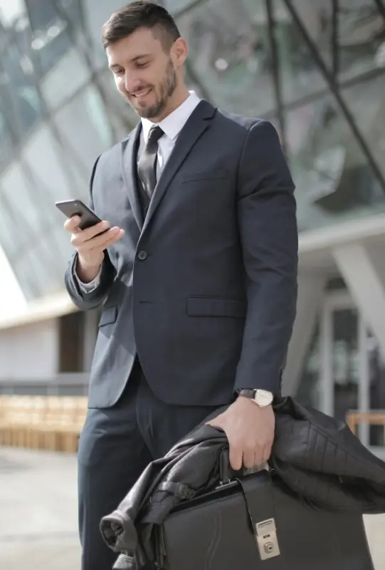 Borsa da ufficio per uomo: stile e funzionalità in un accessorio indispensabile per ogni professionista.