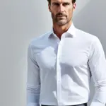 Quando si tratta di eleganza e stile italiano, c'è un capo d'abbigliamento che risalta sopra gli altri: la camicia bianca uomo
