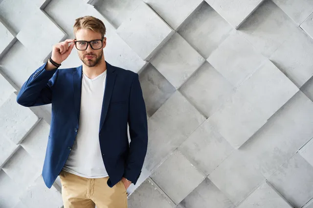 Uomo con outfit elegante ed originale grazie ad un abito spezzato