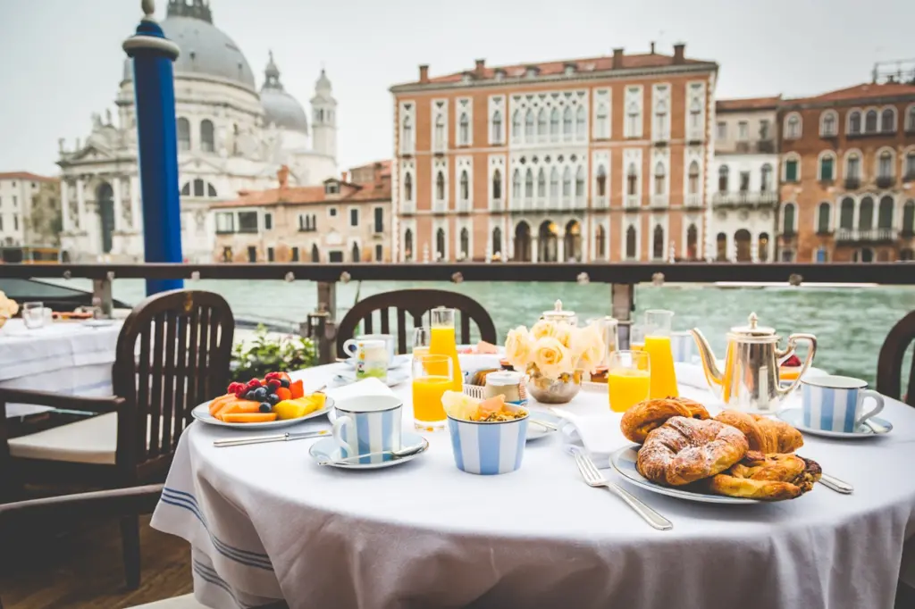 5 rooftop imperdibili in Italia nel 2024 per un aperitivo speciale e una serata all'insegna dei piatti gourmet
